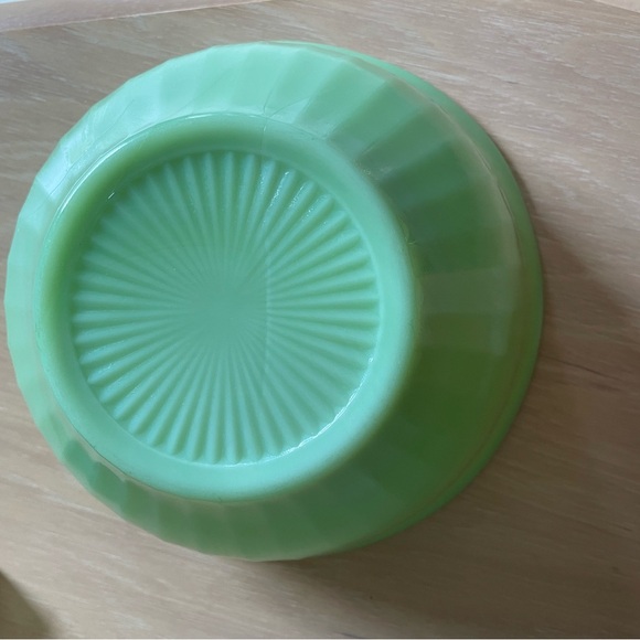 Vintage Jadeite Mixing Bowl - Picture 2 of 3